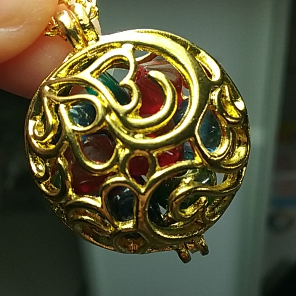 🍁3/$25 SALE! 👉*NWOT* GOLD SWIRL JEWEL NECKLACE LOCKET